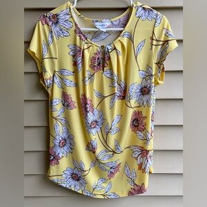 Liz Claiborne Sz-M Gorgeous Yellow Floral Blouse Short Sleeve, Gold Neckline Gem